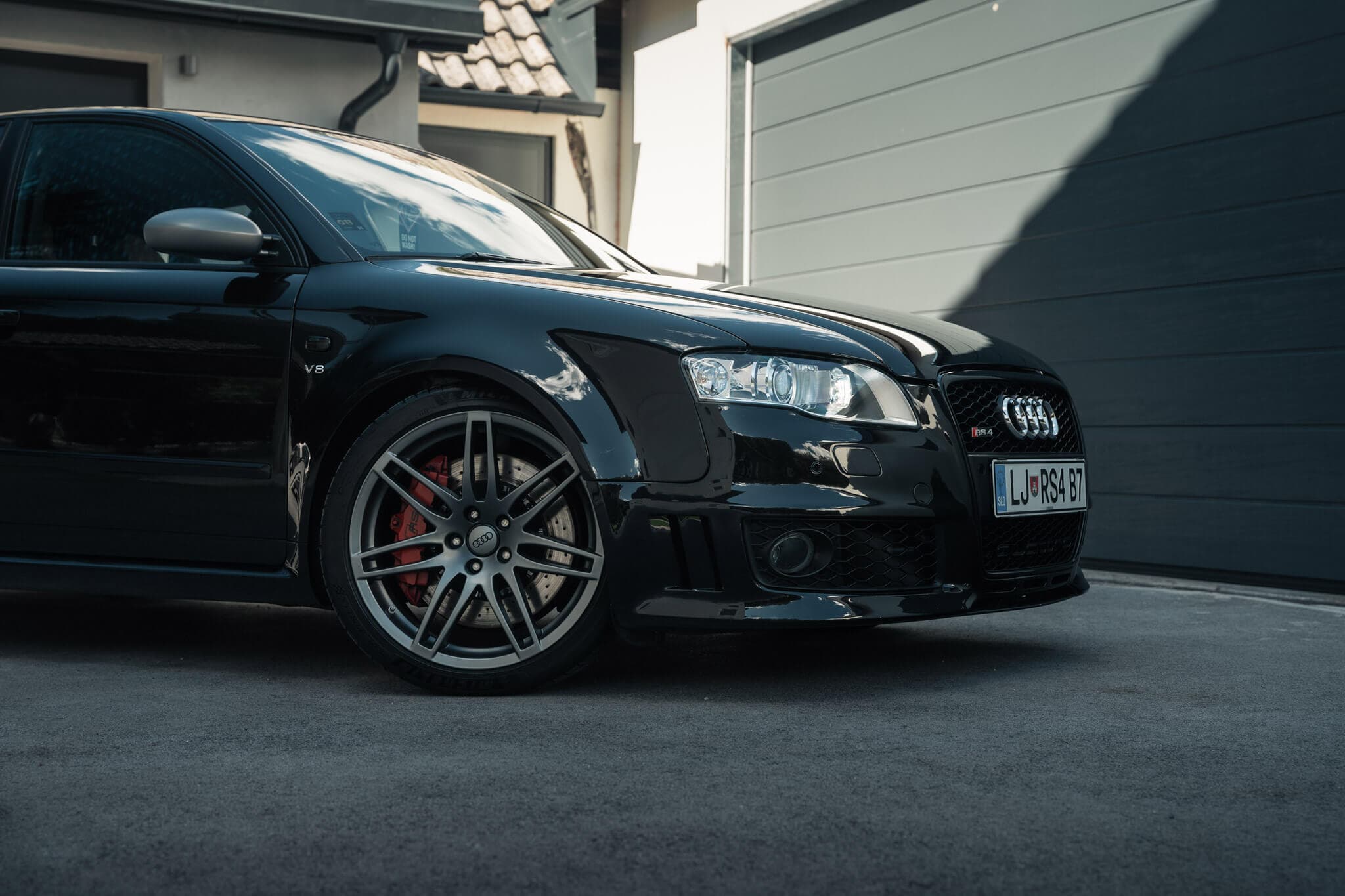 Audi RS4 pod pregledovalno lučjo